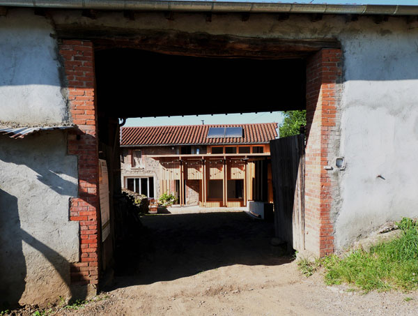 vue sur lextension au travers du porche dentre