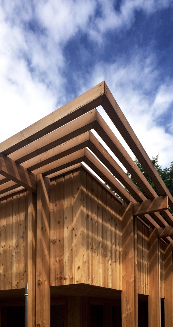 Vue sur le garde-corps et son retournement en pergola au couronnement de lextension